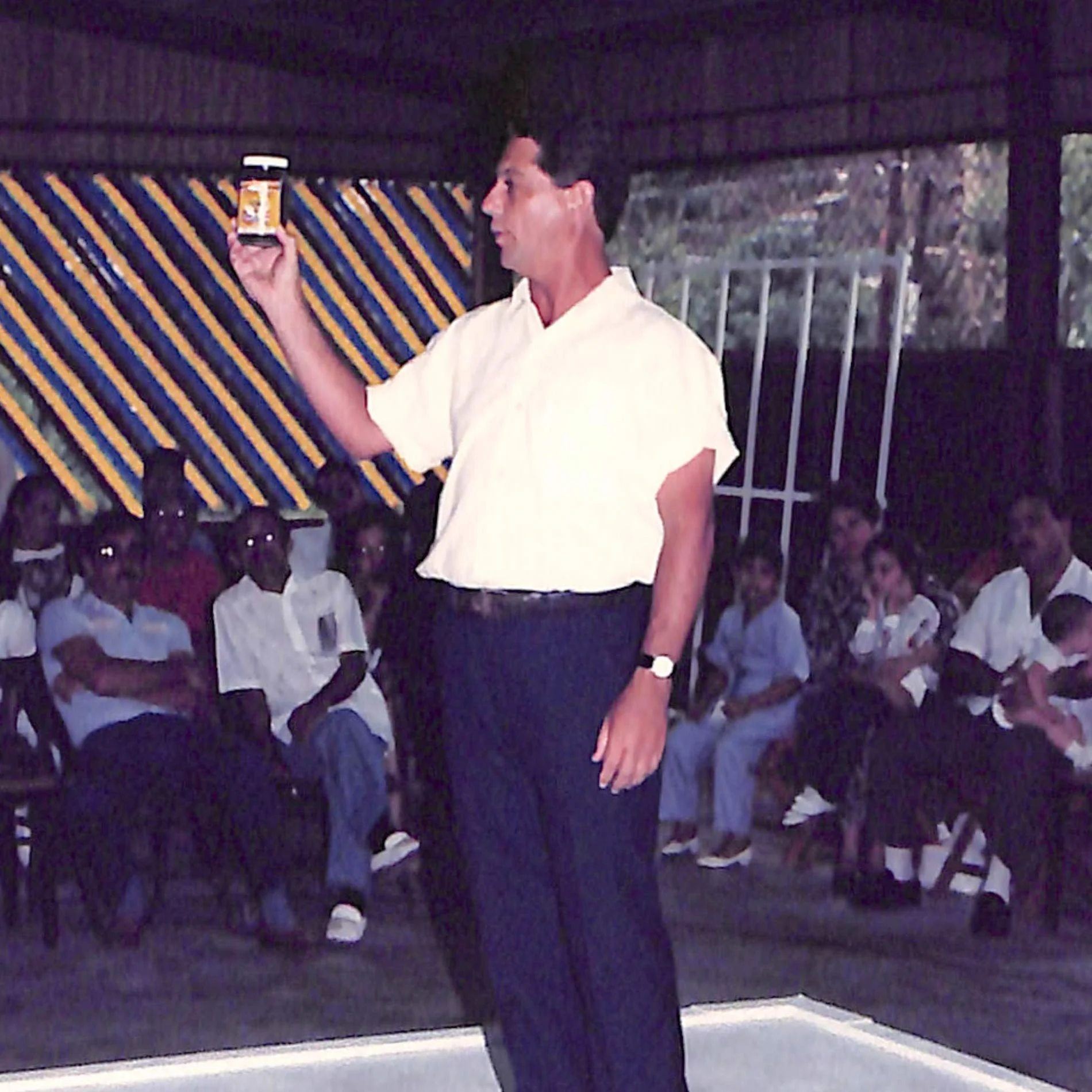 Alexis Massol González presentando Café Madre Isla en 1989