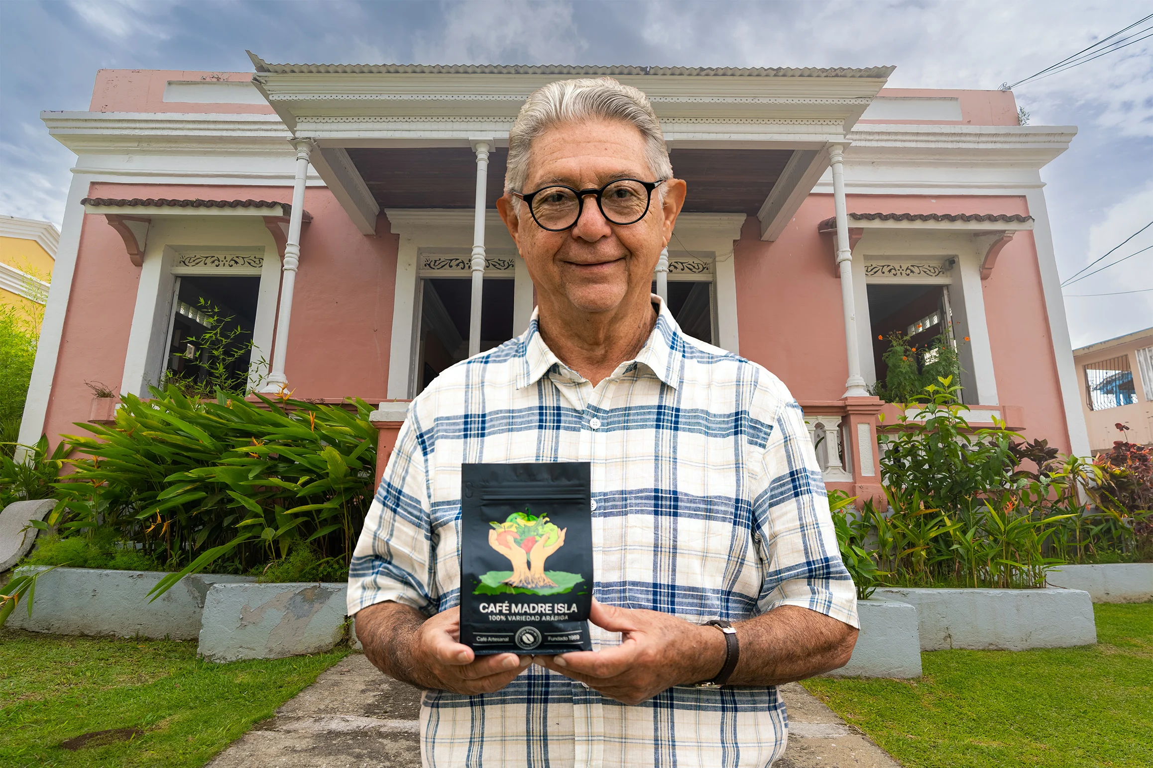 Alexis Massol González presentando el nuevo empaque del Café Madre Isla